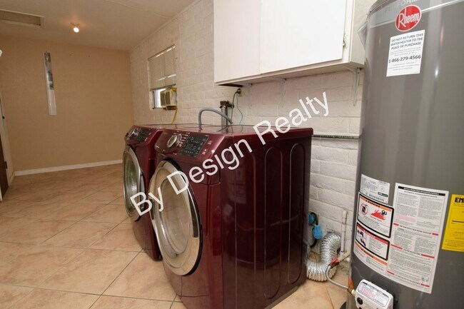 Building Photo - Eastside 3 Bed 2 Bath Gem with 2 Car Garage and Large Private Fenced Yard