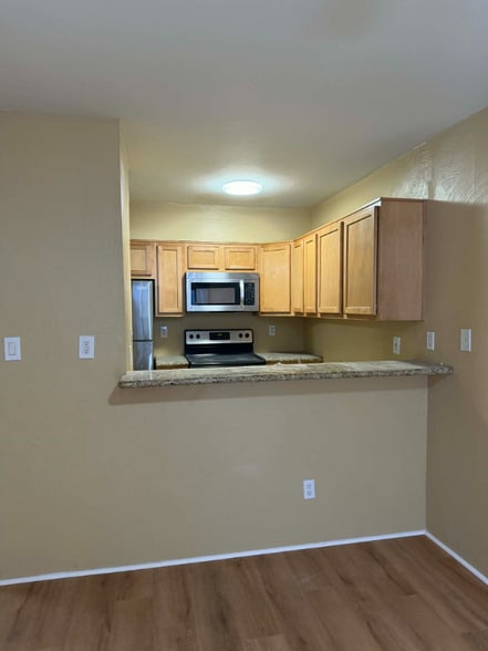 Building Photo - 931 N Euclid Ave