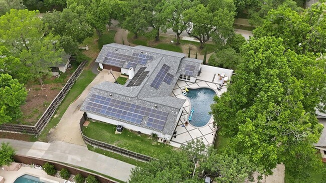 Building Photo - 14840 Knollview Dr