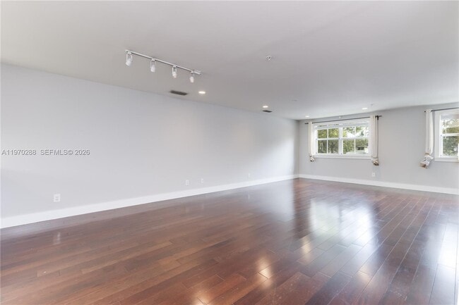 Building Photo - 623 NE 8th Ave