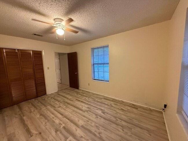 Building Photo - Pensacola - 32526- 4 bedroom, 2 bathroom - pool and lawn care included