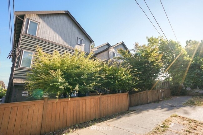Building Photo - Large 2-Bedroom Northgate Townhome