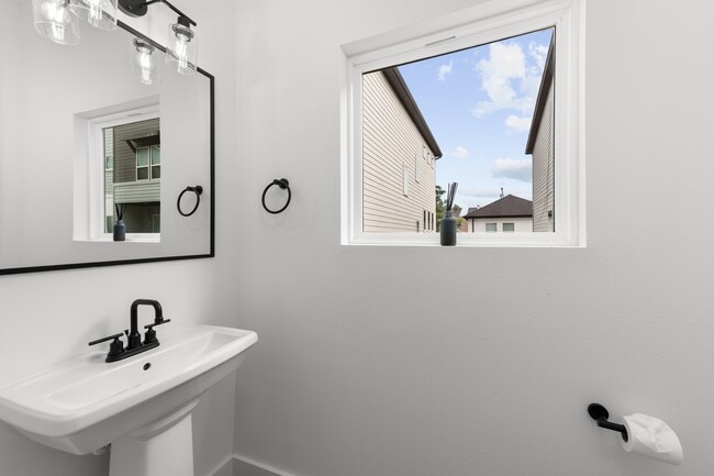 Building Photo - 3030 Live Oak St