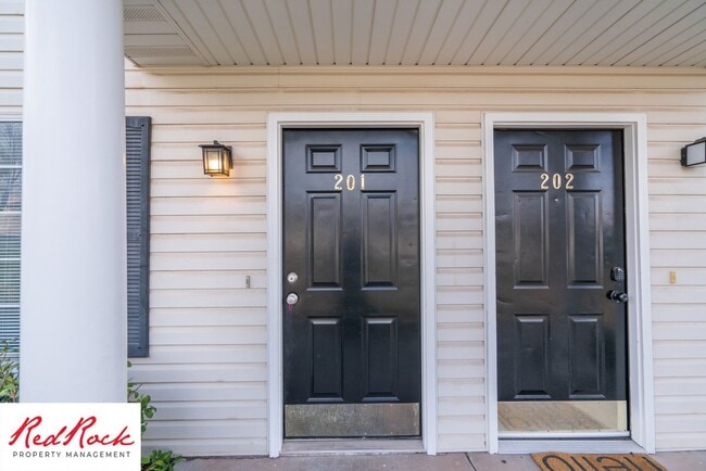 Building Photo - 2 Bedroom Townhome Available