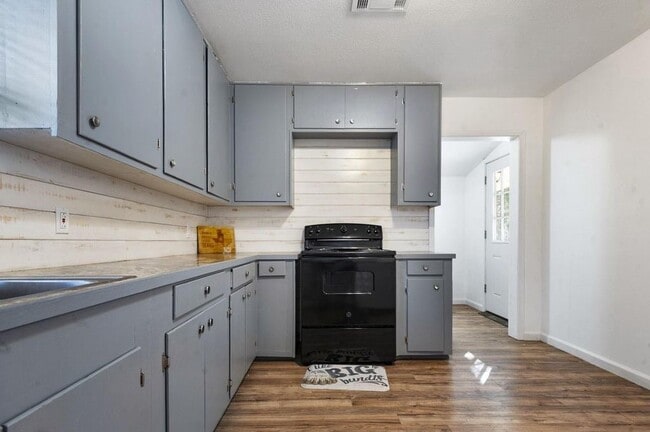 Building Photo - 472 E Main St