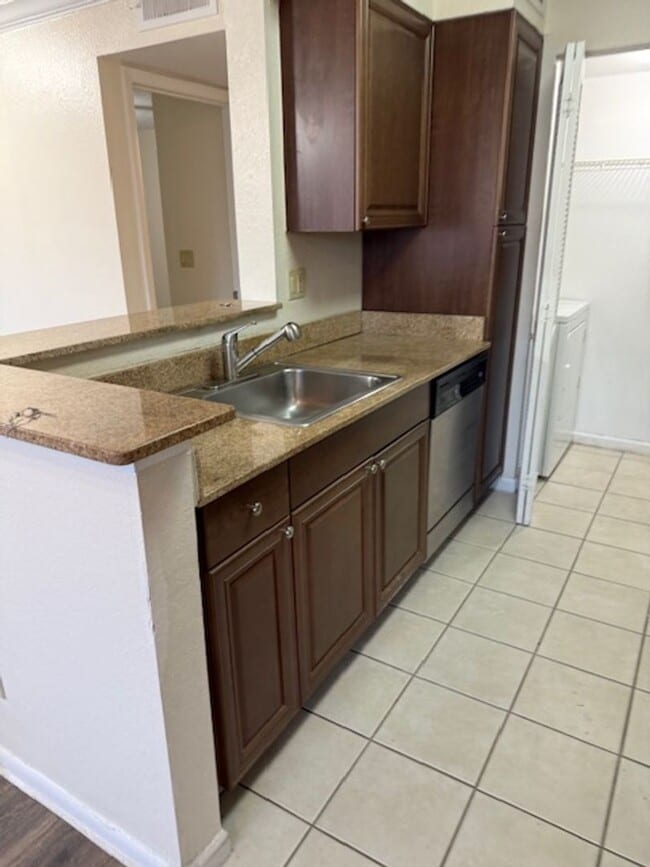 Building Photo - Lexington Place 2 bedroom Condo