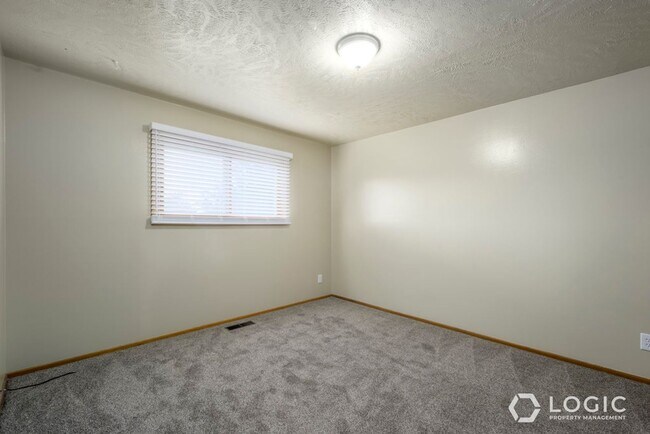 Building Photo - Beautiful Home in South Ogden!
