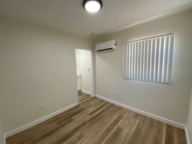 Building Photo - 1645 W Adams Blvd