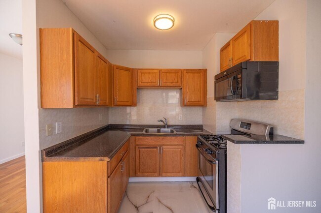 Building Photo - 60 Sampson St