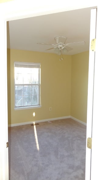 Building Photo - 2427 Clover Field Cir