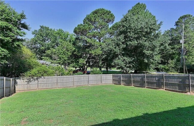 Building Photo - 5 Bedroom 3.5 Bathroom House in Douglasvil...
