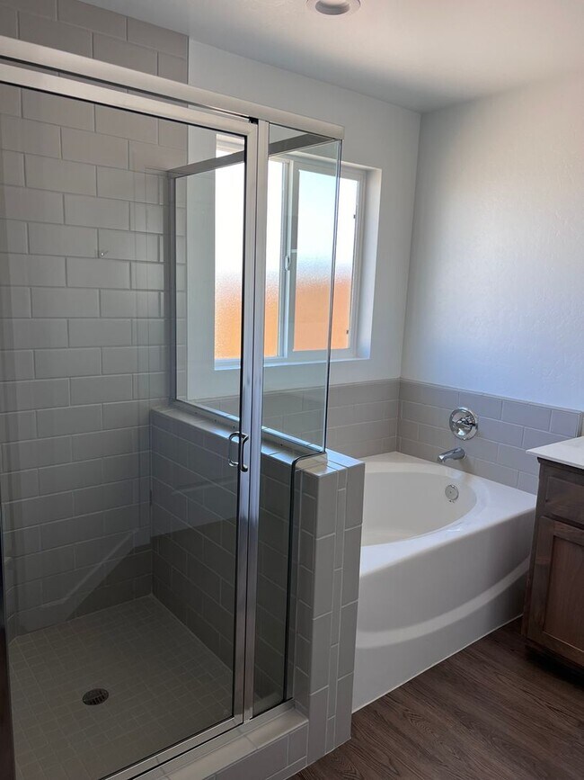 Building Photo - Spacious 4 bedroom house ready to be occupied!