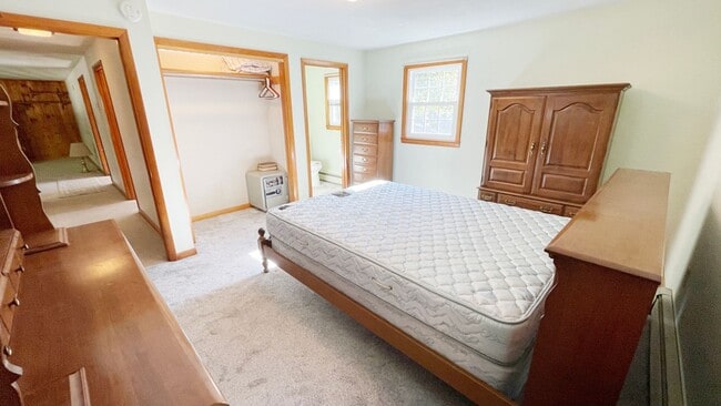 Building Photo - 3 BR House on a Lake 1.5 Baths