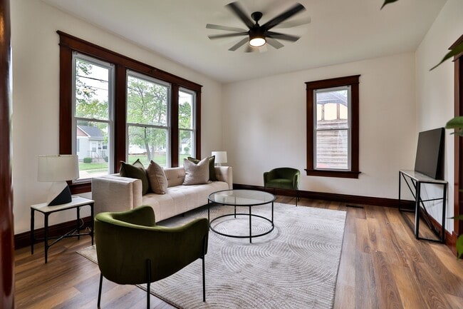 Building Photo - Newly Renovated Single Family Home