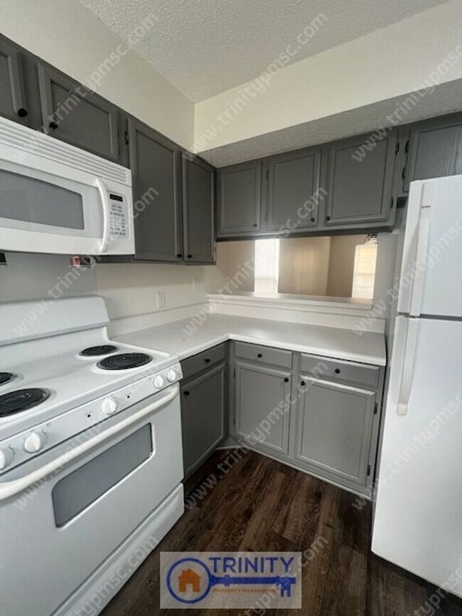 Building Photo - Cute TWO STORY Town Home!