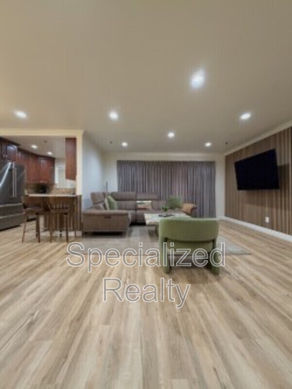 Building Photo - 1020 Davis Ave