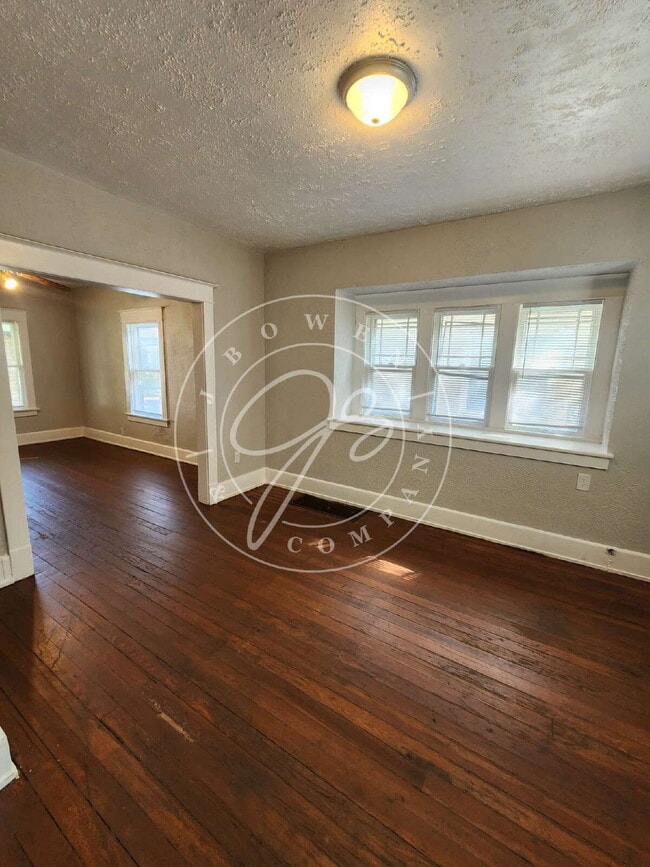Building Photo - 3 bed 1 bath with bonus room on 1st floor