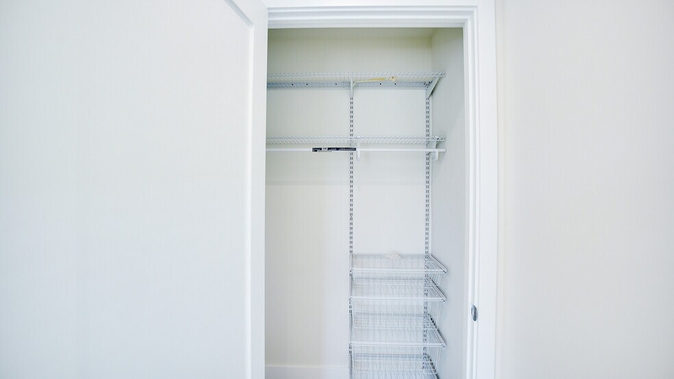 Building Photo - 3938 S Victoria Ave