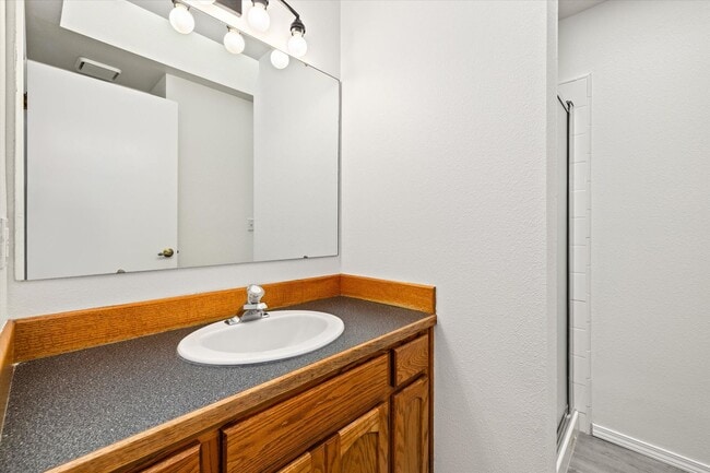 Building Photo - Charming 3-Bed, 3-Bath Home in Quiet Boise...