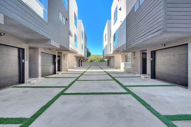 Building Photo - Luxury 2 & 4 Bed Townhomes in NoHo!