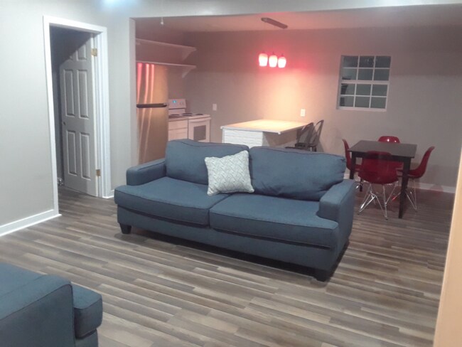 Building Photo - 604 1/2 W King Ave