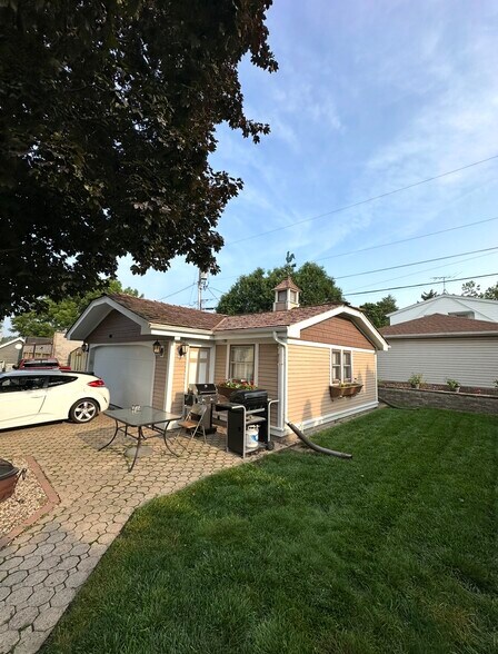 Building Photo - 9038 W Howard Ave