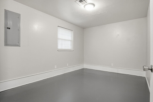 Building Photo - 3717 N Eagle Ln