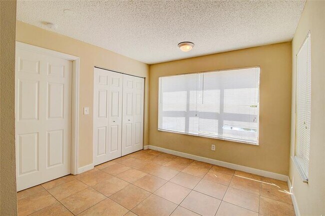 Building Photo - 643 Vista Isles Dr
