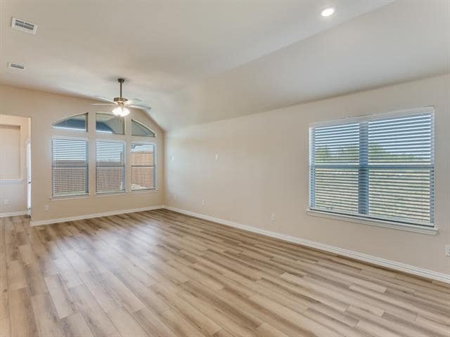 Building Photo - 529 Brozgold Ave