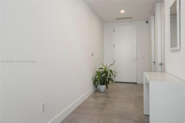 Building Photo - 17550 Collins Ave