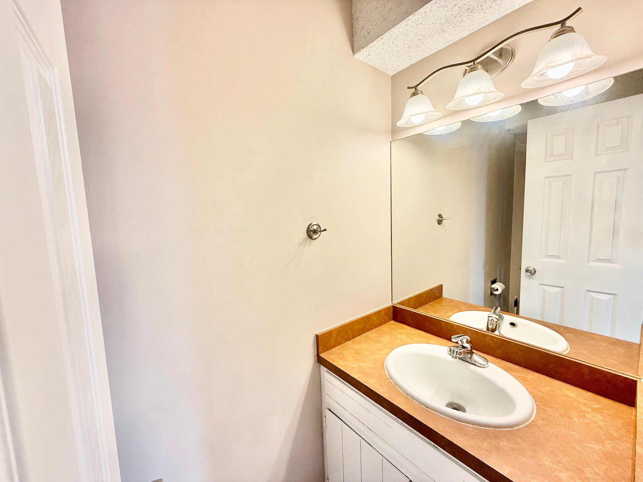 Half Bath Main - 1428 N Wood Ct