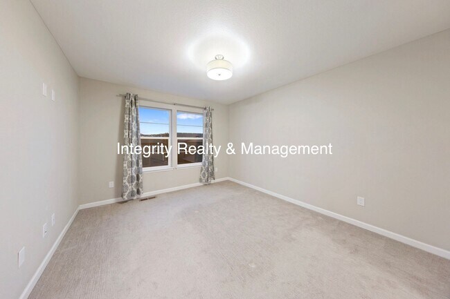 Building Photo - 3 Bed/2.5 Bath Townhome, 1999 sq ft, 2160 Meadows Blvd Unit A