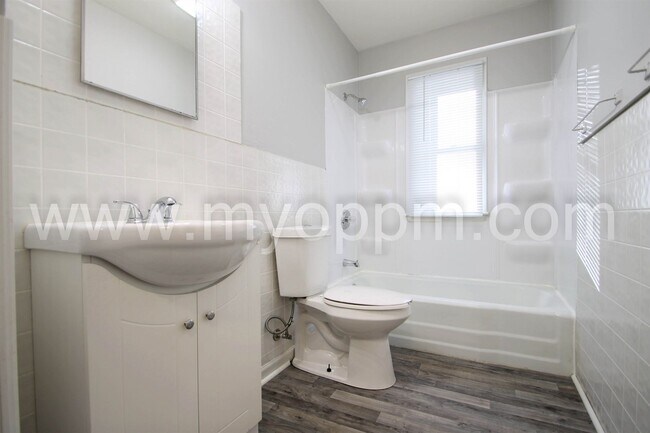 Building Photo - 3 Bedroom / 1 Bath Home Available Now!