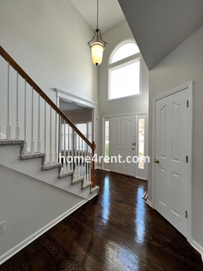 Building Photo - Beautiful Overland Park w/ Wood Floors Thr...