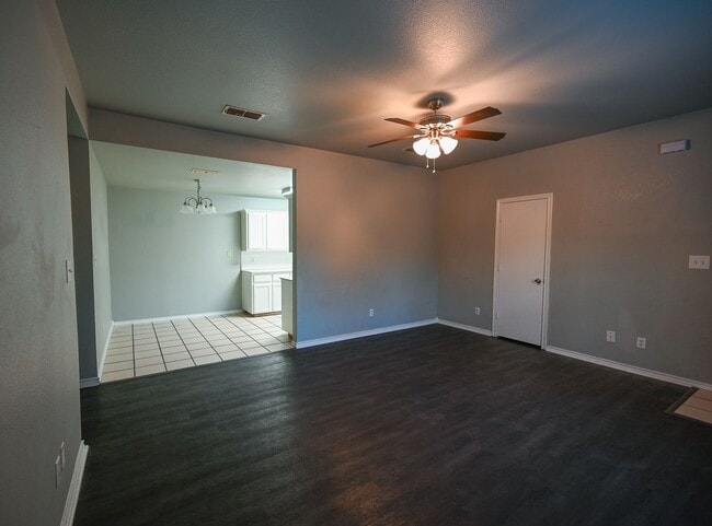 Building Photo - 606 N Sewell Dr