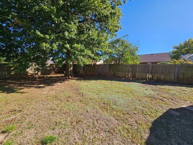 Building Photo - (3) Bed/(2) Bath Avail NOW! Oakhurst Addition!