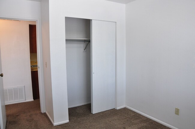 Building Photo - Available now! 2 bedroom 1 bath!