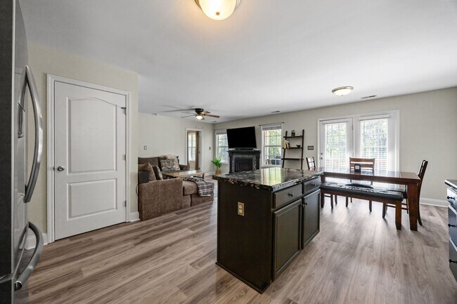 Building Photo - Fully Furnished Month to Month/Short Term Rental!