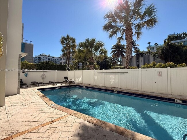 Building Photo - 10001 W Bay Harbor Dr