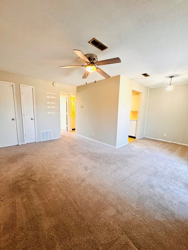 Building Photo - Spacious 1 Bedroom at Normandy Apartments