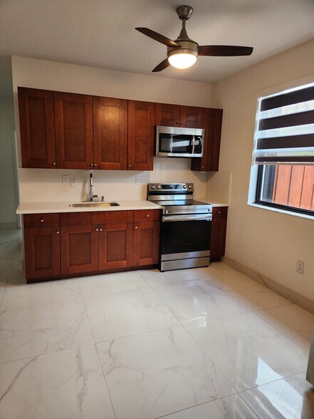 Building Photo - 212 SE 23rd Ter