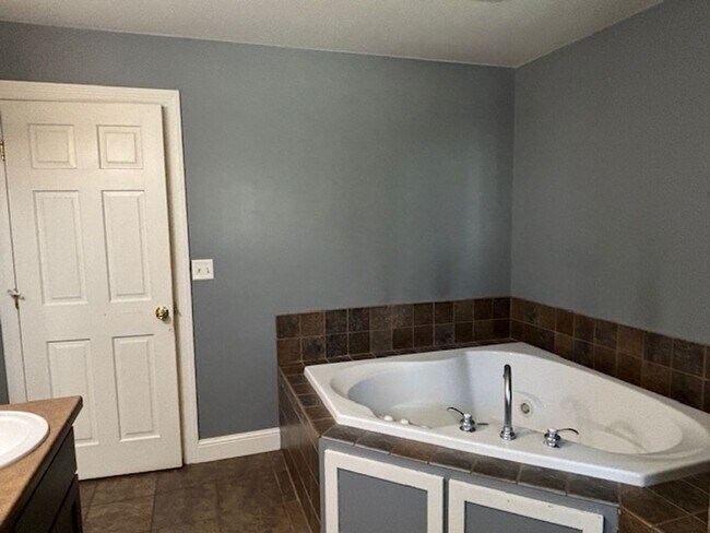 Building Photo - Available NOW! Gorgeous 3BR/2 BA Unit in Hastings!