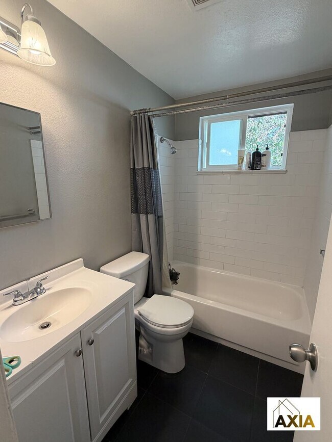 Building Photo - 11004-08