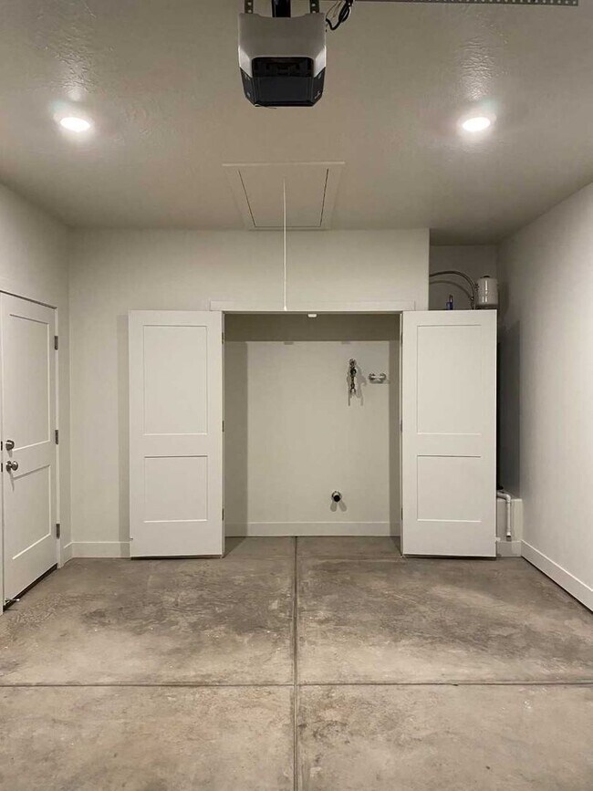 Building Photo - 4008 Bedford Pl