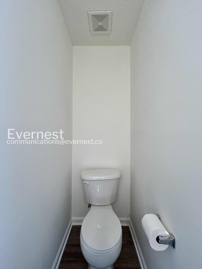 Building Photo - 3 Bed/2.5 Bath Townhome with Garage / Available Now!