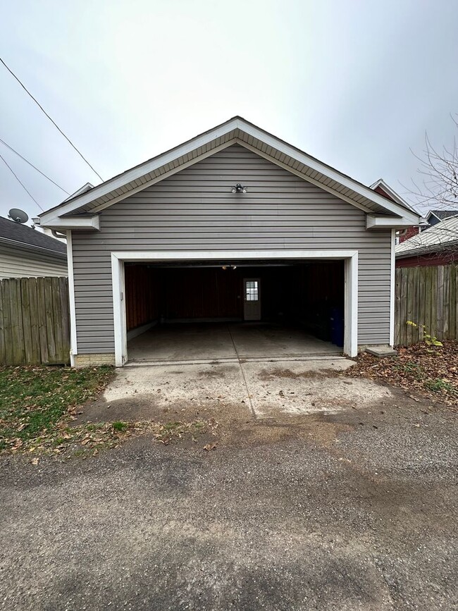 Building Photo - Introducing a stunning three-bedroom, two and a half bathroom home for rent in Columbus, OH!