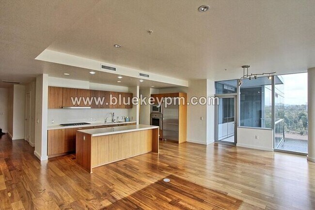 Building Photo - 2 Bed, 2 Bath Condo with Den at Atwater Place in Portland