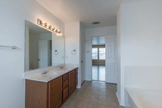 Building Photo - Spacious 4-Bedroom Home in Prime Round Roc...
