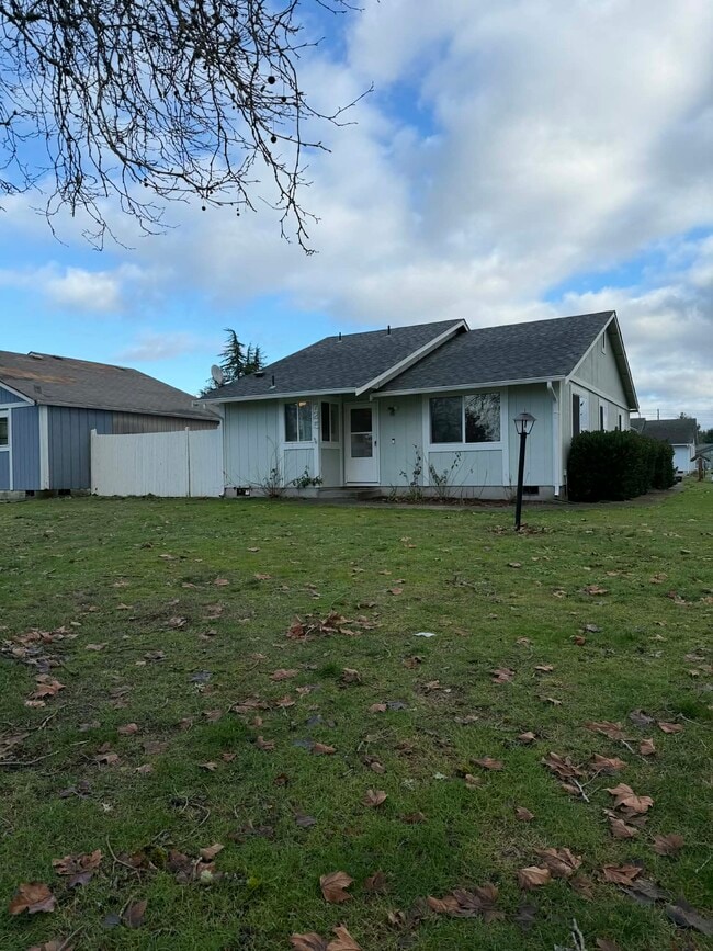 Building Photo - 725 Edelweiss Ln SE