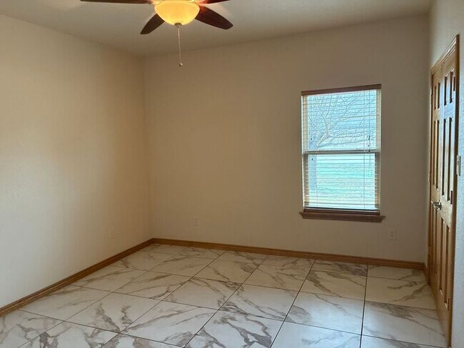 Building Photo - 5BR/3BA w/ Fenced Yard + Covered Parking in Seguin, TX